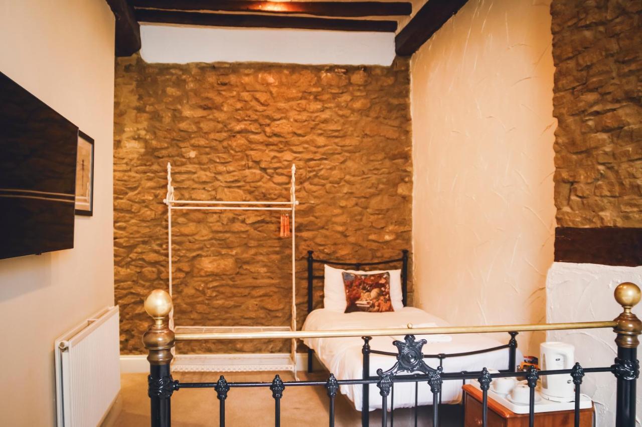 The Old Crown Coaching Inn Суиндон Экстерьер фото